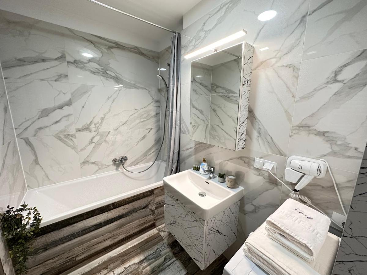 Deluxe Cozy Apartments - Coresi Mall #Braşov Buitenkant foto